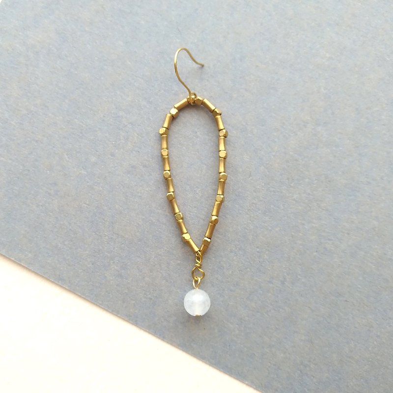[! ]. Brass White Jade Unilateral Needle / Clip Style Earrings - ต่างหู - เครื่องเพชรพลอย สีทอง