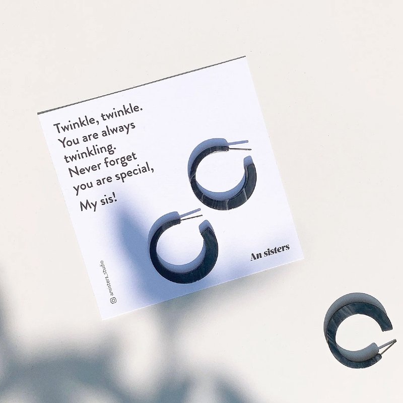 低調炭灰暈染C字耳環 Modern Circle earrings - Earrings & Clip-ons - Acrylic Black