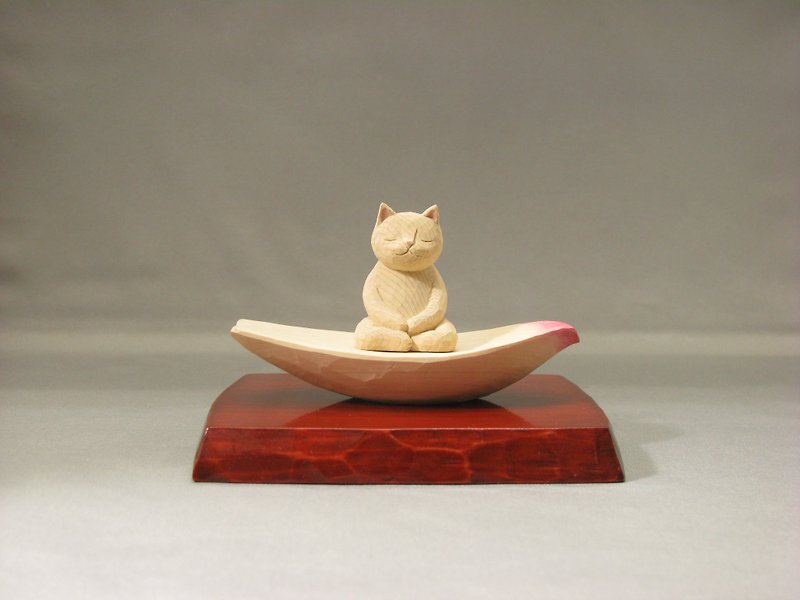 木彫り 蓮弁にのった座禅猫　淡彩色　猫仏さま 001122 - 人形・フィギュア - 木製 ホワイト