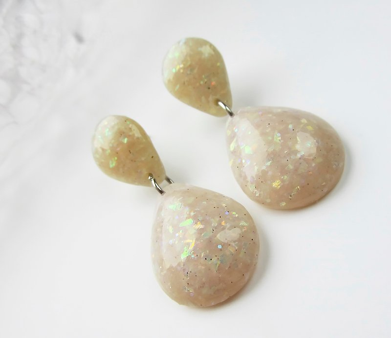 Opal effect Dangling drop earrings White shiny stud earrings Iridescent earrings - 耳環/耳夾 - 黏土 透明