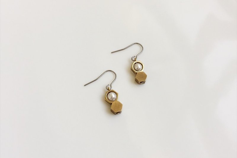 honey brass shape earrings - ต่างหู - โลหะ สีทอง