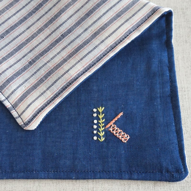 手刺繍入り4重ガーゼハンカチ「イニシャル/K」 - その他 - 刺しゅう糸 ブルー