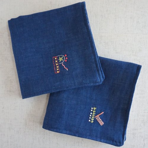 手刺繍入り4重ガーゼハンカチ「イニシャル/K」 - ショップ ayaka