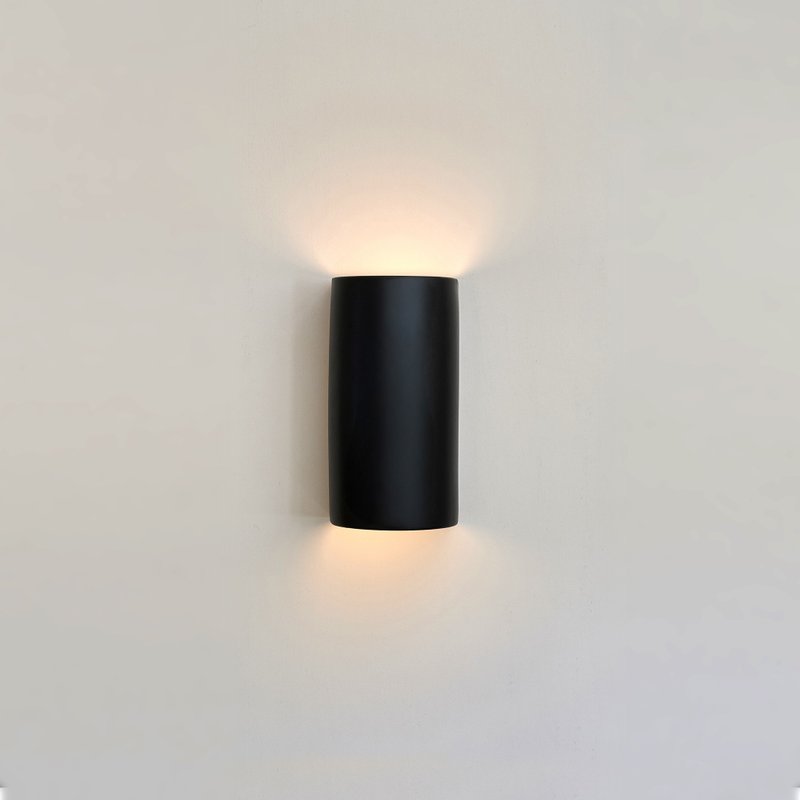 Sleek Black Ceramic Wall Sconce - Handcrafted Light Fixture - 燈具/燈飾 - 黏土 黑色