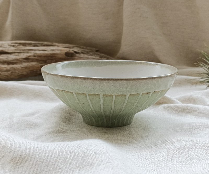 Straight Striped Lotus Curved Bowl Pink Green - ถ้วยชาม - ดินเผา สีเขียว