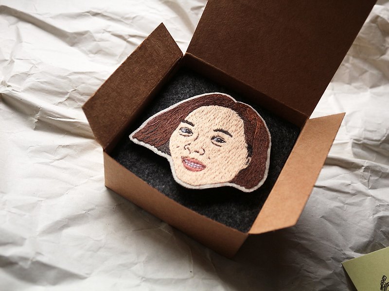Exclusive custom-6 cm single portrait hand-embroidered brooch NO.98-1