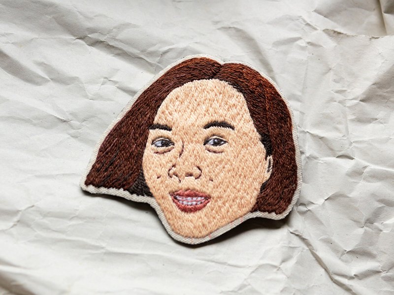 客製化Q版人像手工刺繡胸針 | 客製化禮物 紀念禮物情人節禮物 - 胸針 - 繡線 多色