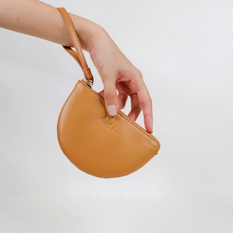 Half Moon, Leather wristlet in Tan - 銀包 - 真皮 咖啡色