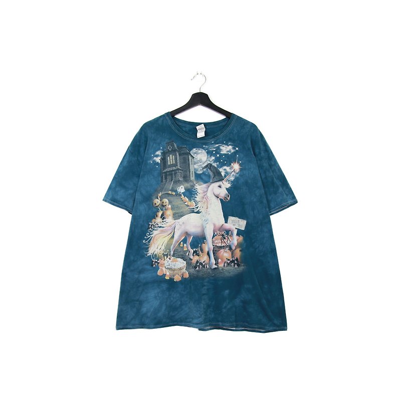 バックグリーン：手染めのハロウィンユニコーンが男性用と女性用のヴィンテージTシャツを着用 - Tシャツ メンズ - コットン・麻 