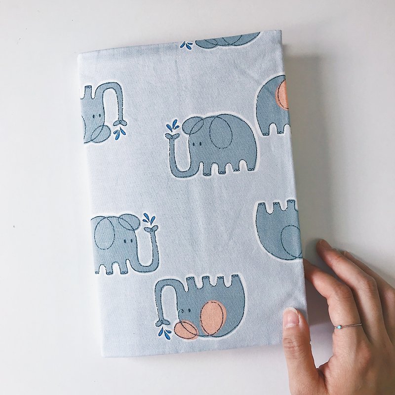 グレーの象の布手作りの本/ブックカバー| 815a.m - ブックカバー - コットン・麻 