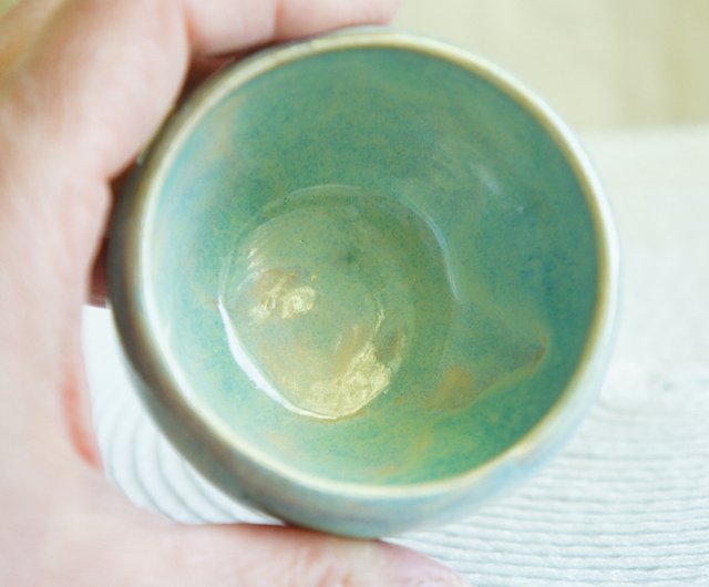 素敵な手作りの陶器 [小さなグリーンのぐい呑み、ホワイトに