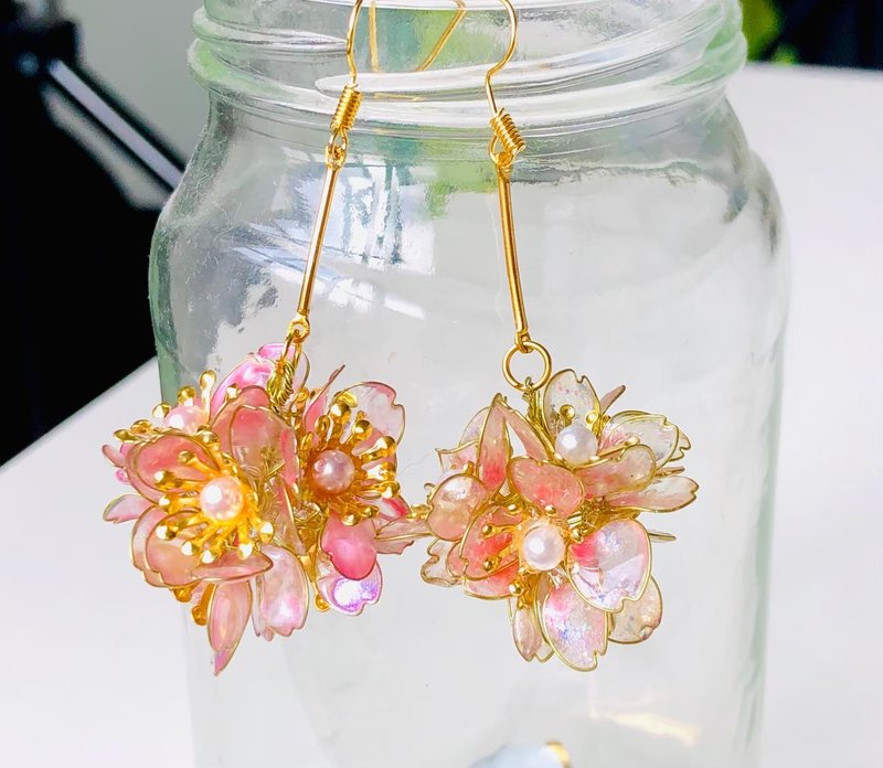 Sakura resin earrings handmade earrings flower liquid resin crystal flower earrings - Earrings & Clip-ons - Resin Pink