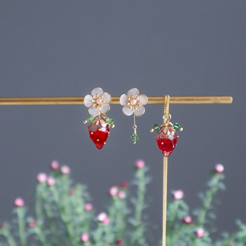 Value set strawberry flower lover picking aroma earrings and necklace - ต่างหู - วัสดุอื่นๆ สีแดง