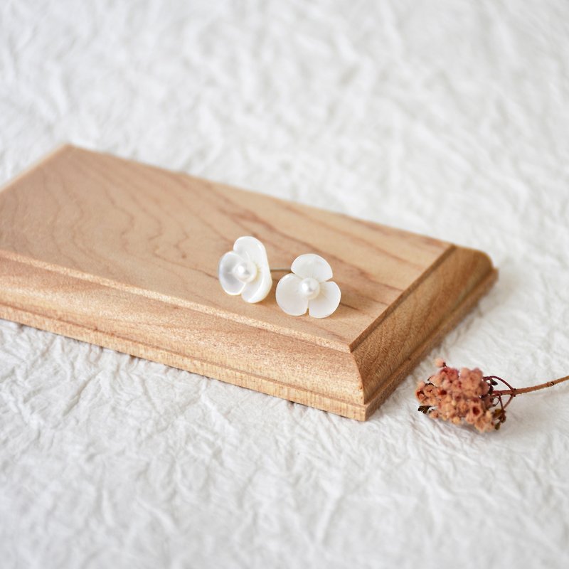 Handmade Freshwater Pearl and Shell with sterling silver Stud Earring - Earrings & Clip-ons - Other Materials White