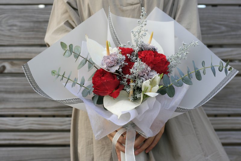 Valentine's Day Classic Red and White Flower Bouquet - ช่อดอกไม้แห้ง - พืช/ดอกไม้ สีแดง