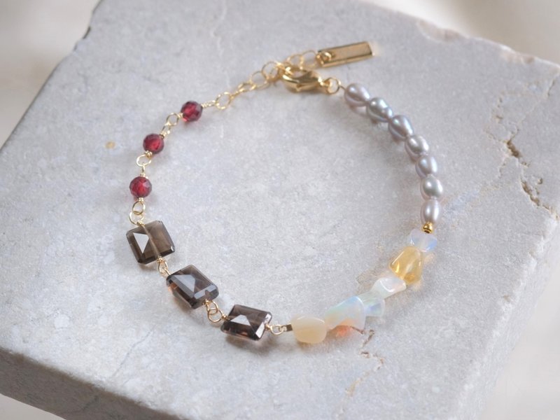 Natural stone bracelet Opal bracelet Smokyquartz red garnet water pearl - สร้อยข้อมือ - เครื่องเพชรพลอย สีแดง