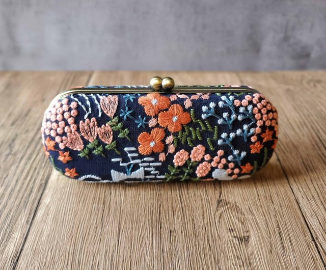 楽天市場】ビーズ刺繍メガネケースフラワー ベージュ : 私の部屋