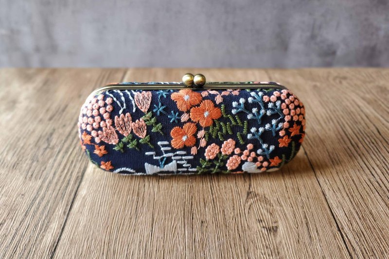 Small floral three-dimensional embroidery glasses case pen box mouth gold box hard shell glasses case - กล่องแว่น - ผ้าฝ้าย/ผ้าลินิน 