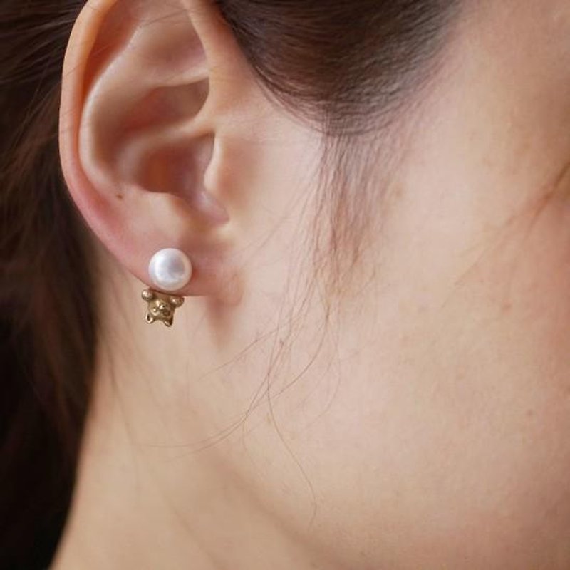 Pearl and cat earrings antique one ear - ต่างหู - ไข่มุก สีทอง