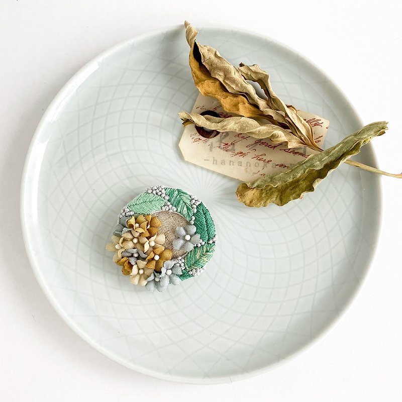 brooch,  Embroidery wreath and cotton flowers. (Green,Gray,Camel color.) - 胸針/心口針 - 棉．麻 綠色