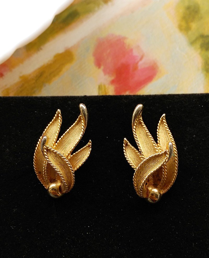 [Western antique jewelry / old age] LISNER roll clip earrings - ต่างหู - โลหะ สีทอง