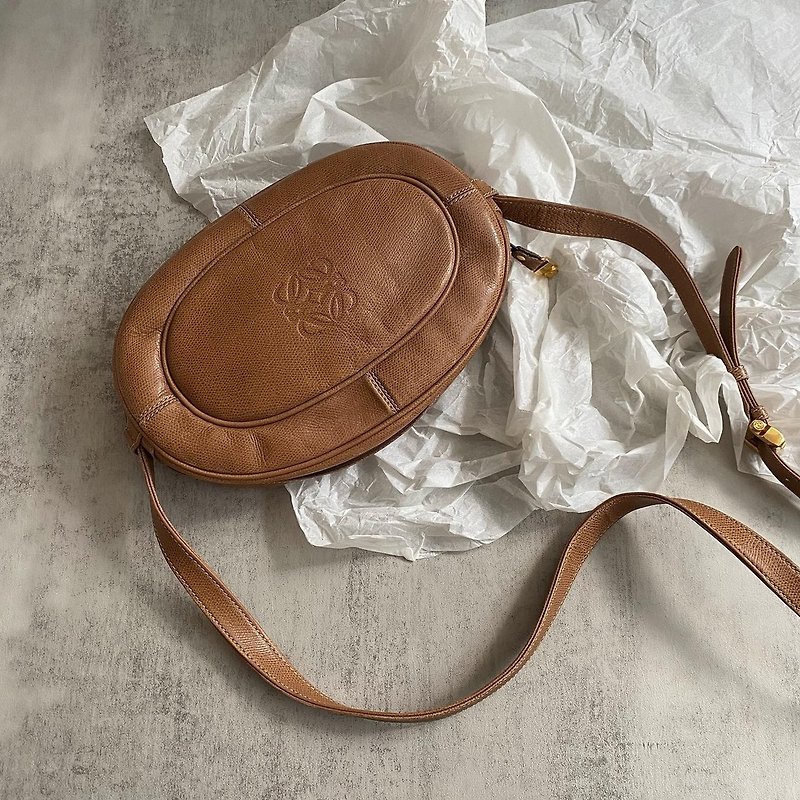 Second-hand bag Loewe caramel egg crossbody bag - Messenger Bags & Sling Bags - Genuine Leather Brown