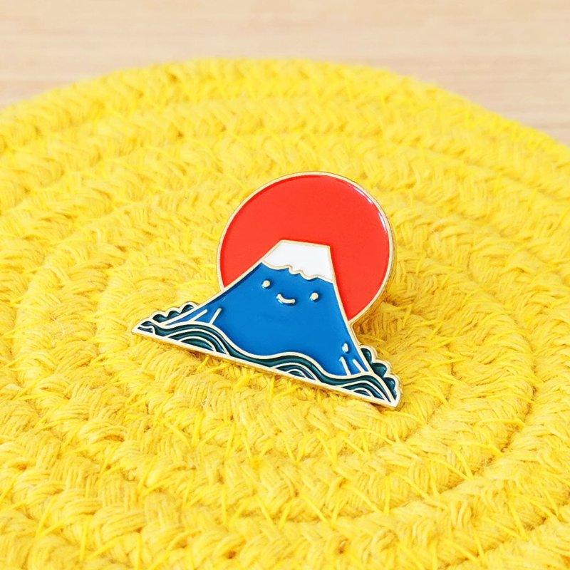 Plus 1 Japanese Mount Fuji & Sun Metal Badge - Brooches - Cotton & Hemp Multicolor