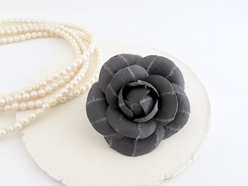 Camellia corsage (gray) - เข็มกลัด - ผ้าฝ้าย/ผ้าลินิน สีเทา