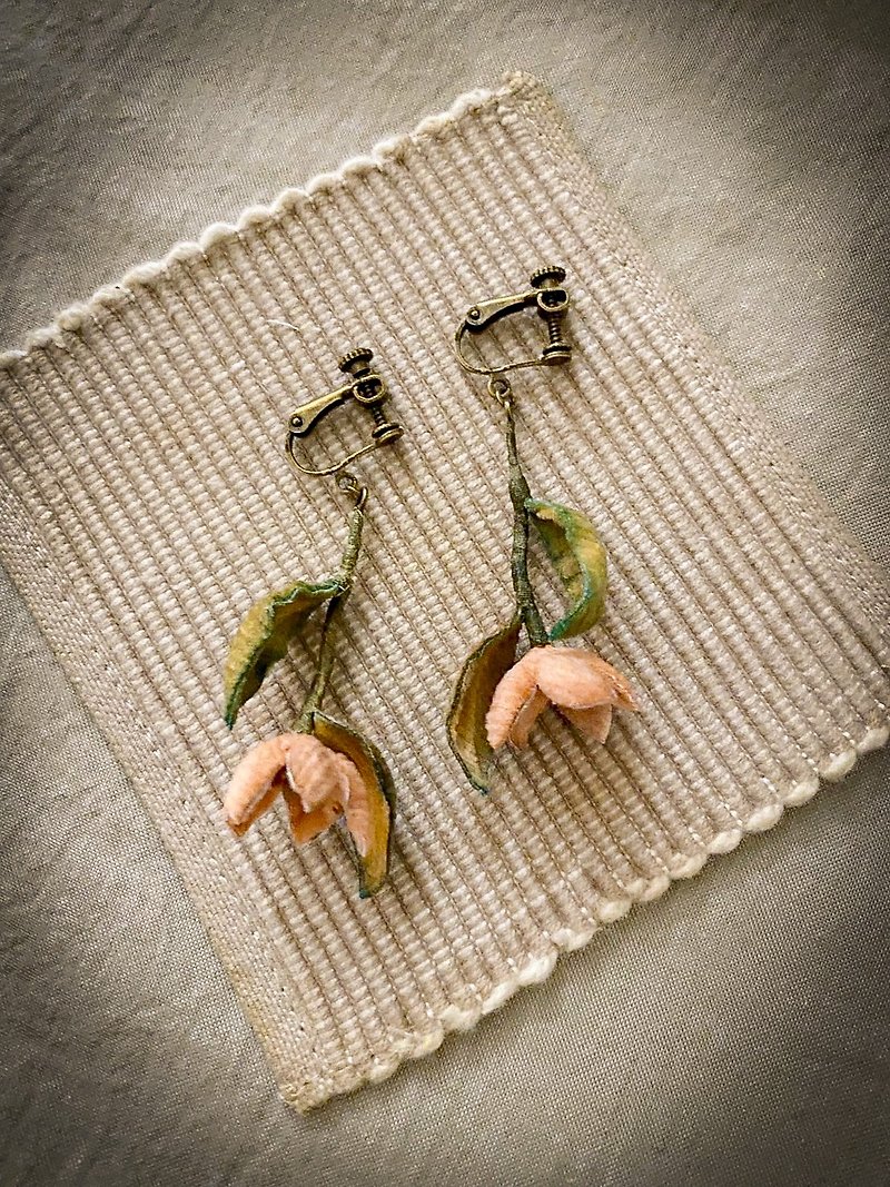 Hand-dyed flower/cloth flower earrings - Xinyi - Earrings & Clip-ons - Silk 