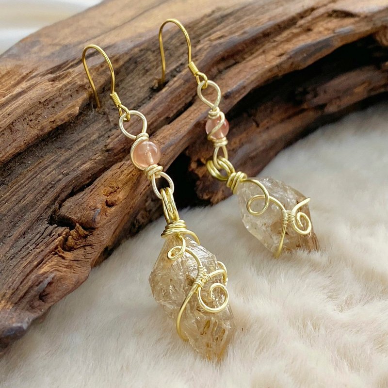 [Yellow Clay Skeleton Crystal] Handmade Raw Stone Earrings/Natural Crystal Earrings - ต่างหู - เครื่องเพชรพลอย สีทอง