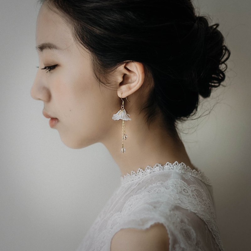 Anthousai 水蜜桃紗雙鏈吊燈式水晶珠垂墜耳環 - 耳環/耳夾 - 其他材質 白色