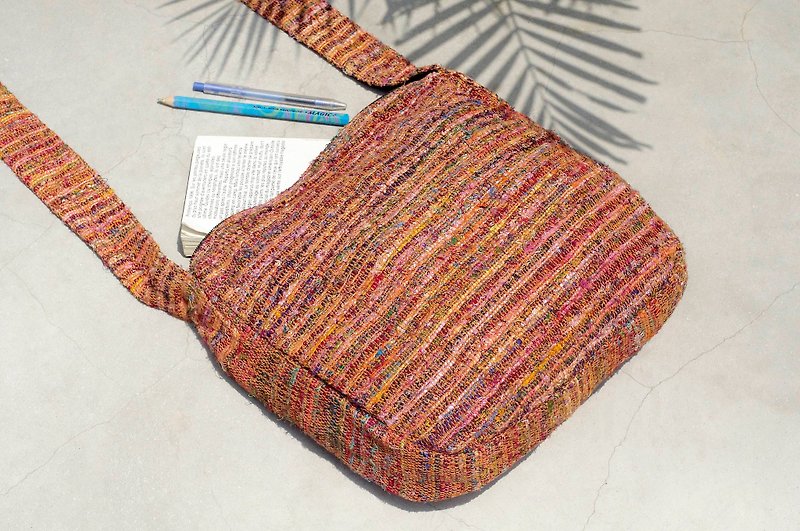 Limited edition of a natural hand-woven striped oblique backpack / backpack / side backpack / shoulder bag / travel bag - light-colored hand twist yarn - กระเป๋าแมสเซนเจอร์ - ผ้าฝ้าย/ผ้าลินิน หลากหลายสี