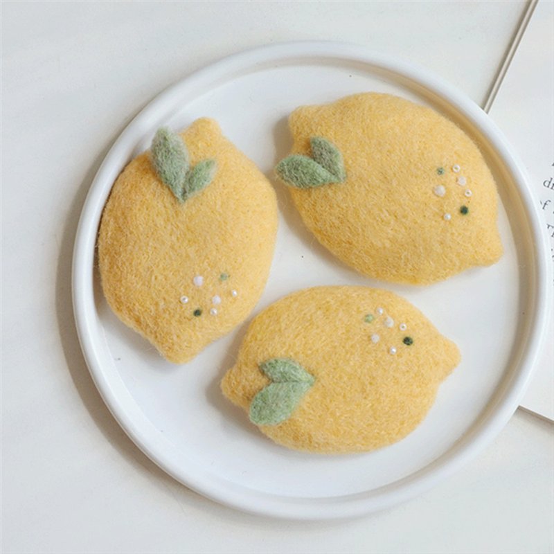 Wool felt hand-made fruit series Sweet and sour lemon hand-made brooch/pin/hairpin/magnet - เข็มกลัด - ขนแกะ สีเหลือง