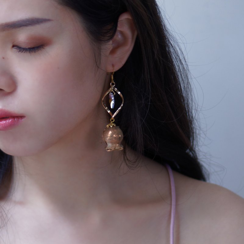 Gaia 香檳金扭轉金屬水晶垂墜玫瑰花苞耳環 - 耳環/耳夾/耳骨夾 - 其他材質 金色