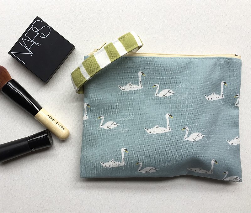 天鵝筆袋  手提拉鍊包 手機袋 提把小物收納袋  swan pouch bag - 化妝包/收納袋 - 聚酯纖維 藍色