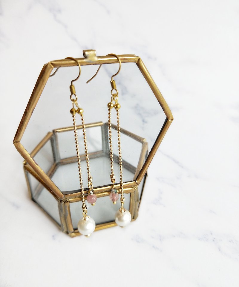 - Un Jess Cadeau - Pearl Powder Crystal Handmade Brass Earrings - ต่างหู - วัสดุอื่นๆ สีทอง