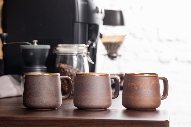 Aurli (オーリ) │ 古岩泥 (こがんでい) の山型カップ (1/3/5 焼成) 12oz - マグカップ - その他の素材 ブラウン