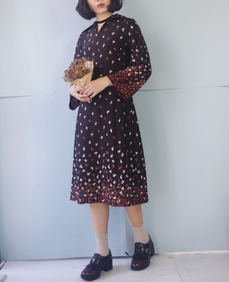 ヴィンテージトレジャーハント - スウェーデンの50歳代が見つから深いコーヒートランペットスリーブレトロな花柄のドレス - ワンピース - ポリエステル ブラウン