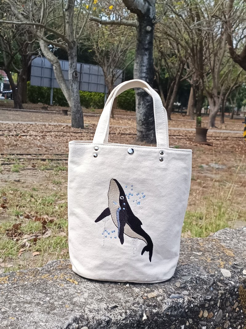 Whale embroidered small tote bag embryo cloth bag tote bag - กระเป๋าถือ - ผ้าฝ้าย/ผ้าลินิน 