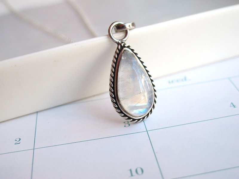 [A touch of moonlight - blue tears] Moonstone x 925 silver bag - hand-created natural stone series - Necklaces - Crystal White