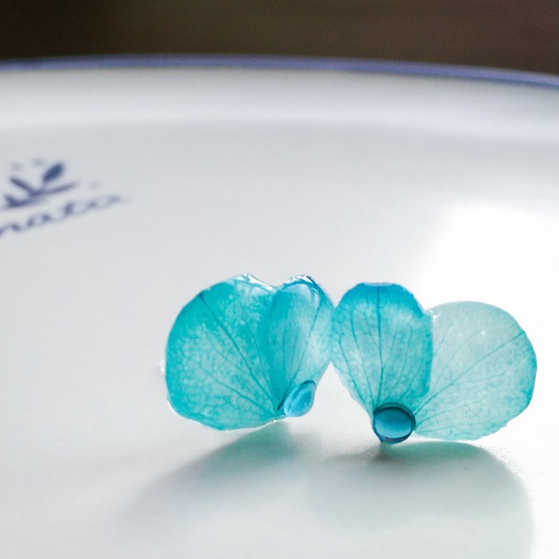 Dyed Hydrangea Petals Rhinestone Sterling Silver Earrings - ต่างหู - วัสดุอื่นๆ หลากหลายสี