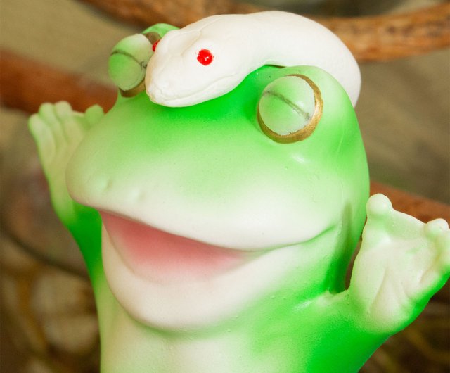 2025年の干支のヘビを頭に乗せたカエルの置物 - ショップ さすらい堂