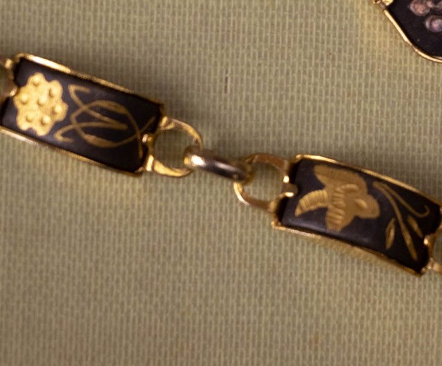 Spanish Antique Damascus 24K Metal Inlaid Flower and Bird Totem Gold-plated  Bracelet - Shop Vintage Jewelry Kiosk Bracelets - Pinkoi