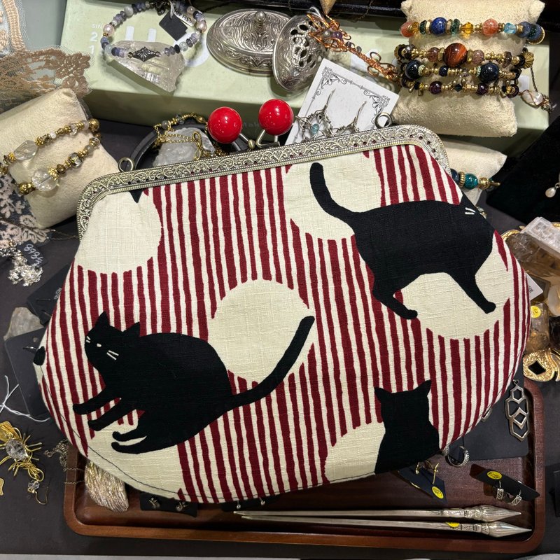 MBC handmade red and white striped black cat 20cm square frame kiss lock bag - กระเป๋าแมสเซนเจอร์ - ผ้าฝ้าย/ผ้าลินิน สีแดง