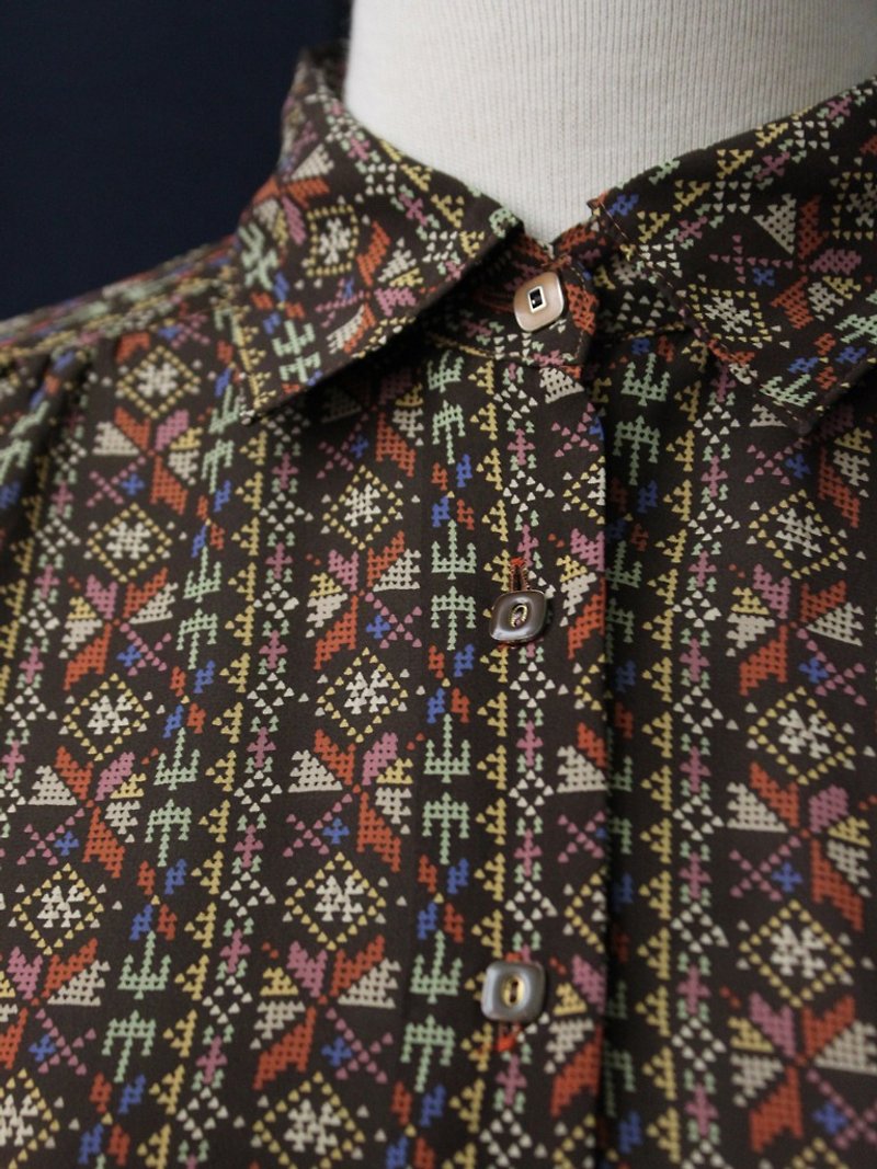 [] RE1127T1657 earth tones and detailed geometry good texture vintage chiffon shirt - เสื้อเชิ้ตผู้หญิง - เส้นใยสังเคราะห์ สีนำ้ตาล