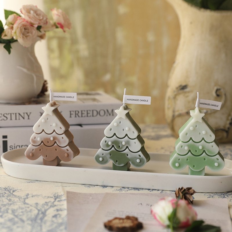 Christmas snowflake gradient Christmas tree scented candle - เทียน/เชิงเทียน - ขี้ผึ้ง หลากหลายสี