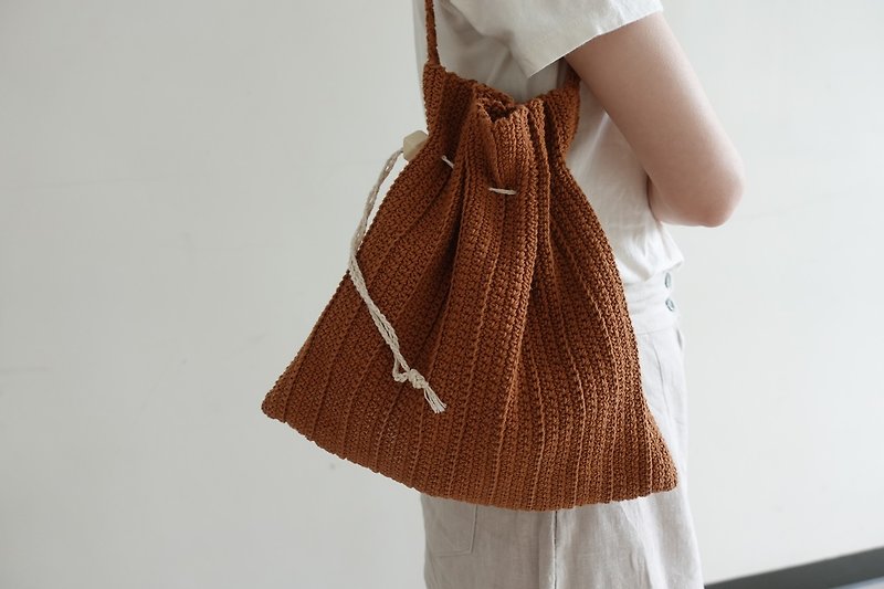 Ruched monochrome drawstring bag/side bag/woven bag - กระเป๋าแมสเซนเจอร์ - ผ้าฝ้าย/ผ้าลินิน 
