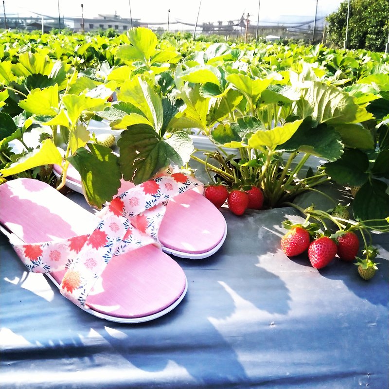 Skin-friendly decompression, lightweight and comfortable / Taiwan hand-made indoor slippers l Huachenyuexi / pink bottom - Indoor Slippers - Polyester 