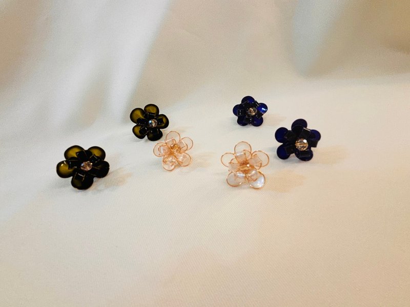 Night Clarity_Yosumi_Crystal Flower Earrings - ต่างหู - วัสดุอื่นๆ 