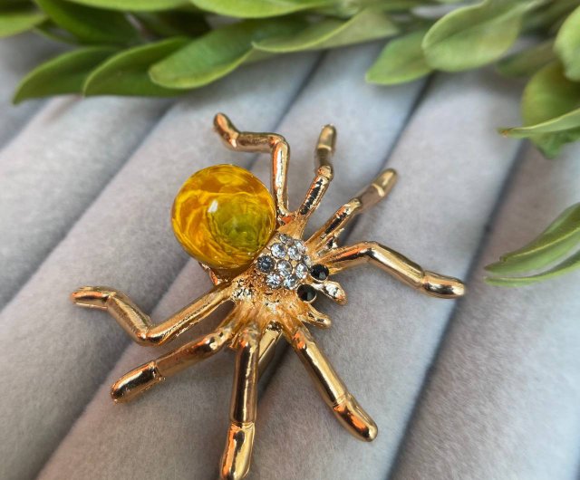 Spider brooch, spider jewelry, spider pin, resin jewelry - Shop